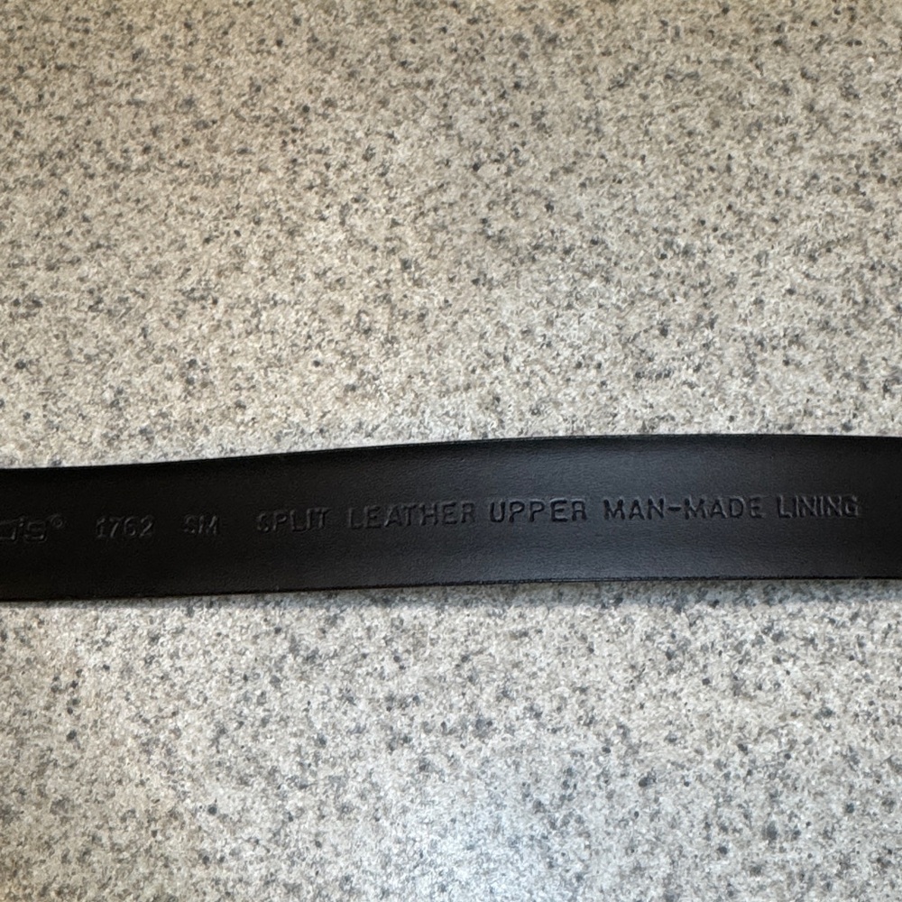 Elegant Black Leather Belt with Silver Buckle - Picture 6 of 6